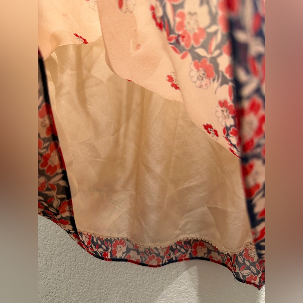 Juicy Couture 100% silk satin floral pleated Beige flowy Top - Picture 4 of 6